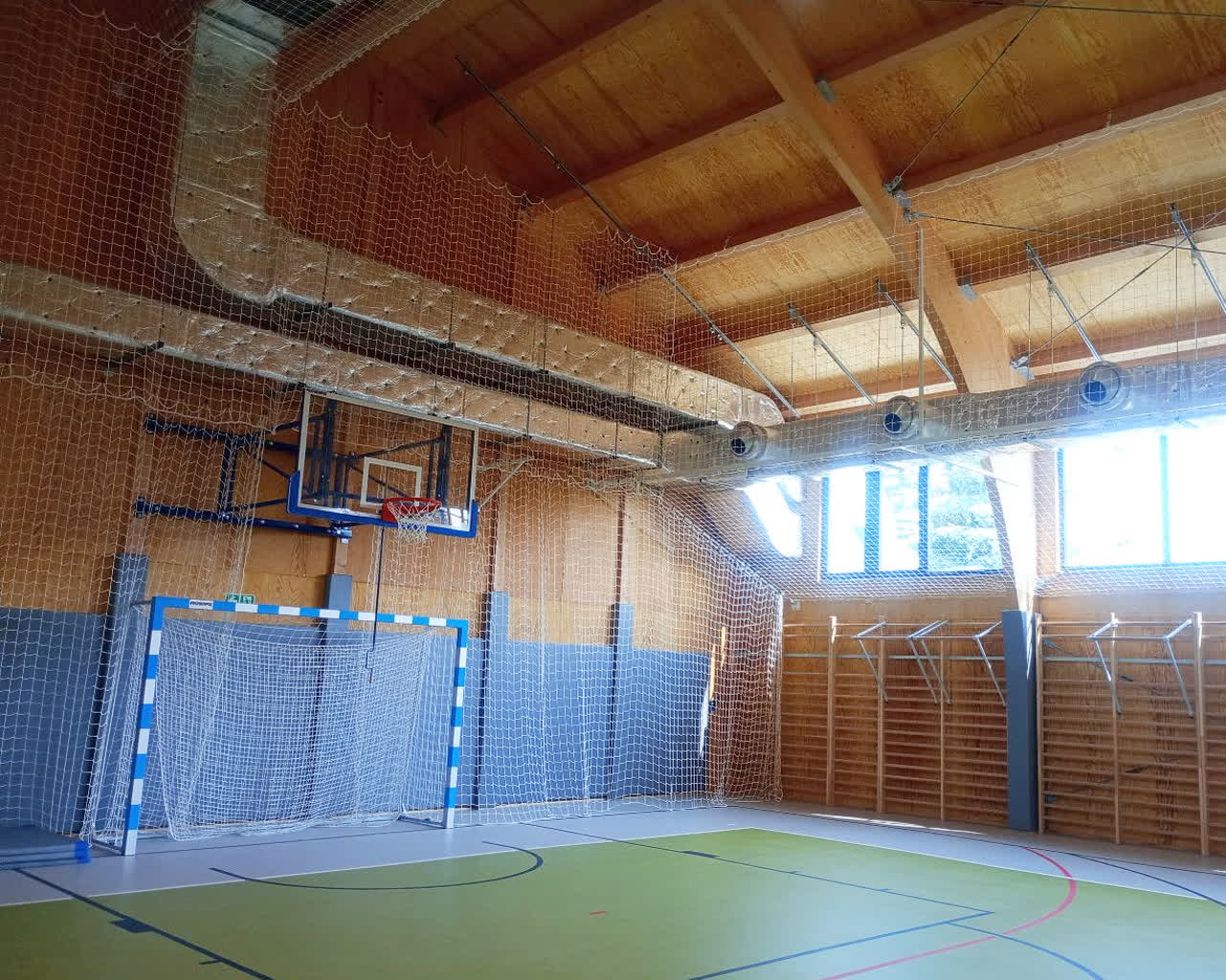 Wnętrze hali sportowej z bramką i koszem