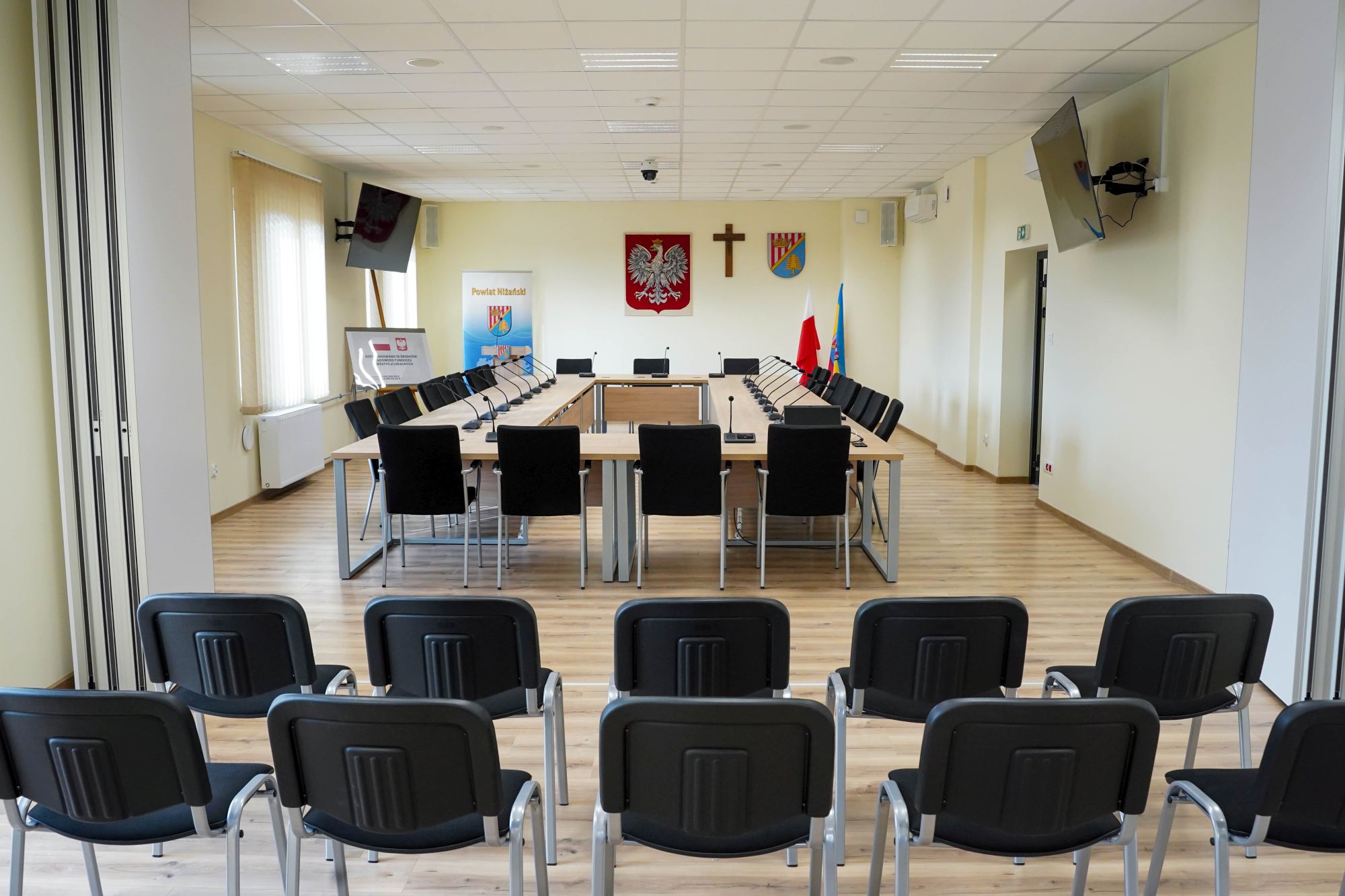 Nowa sala konferencyjna Starostwa Powiatowego w Nisku — widok na stół obrad i miejsca dla publiczności